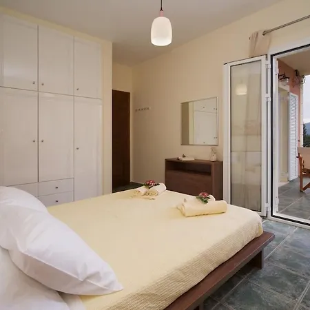 Kate's Place Apartment, 5' Walk From The Apartment Karavomylos