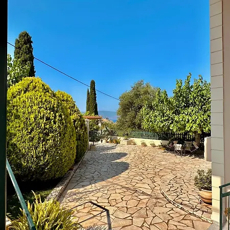 Kate's Place Apartment, 5' Walk From The Apartamento Karavomylos